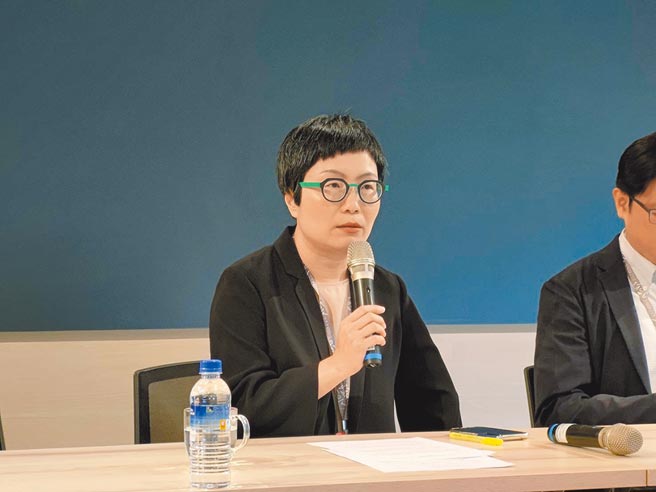 文策院董事长丁晓菁30日则亲上火线，声称过去是因办公空间距离，导致易有沟通隔阂，将与《CCC创作集》编辑沟通，希望能继续合作。(王宝儿摄)