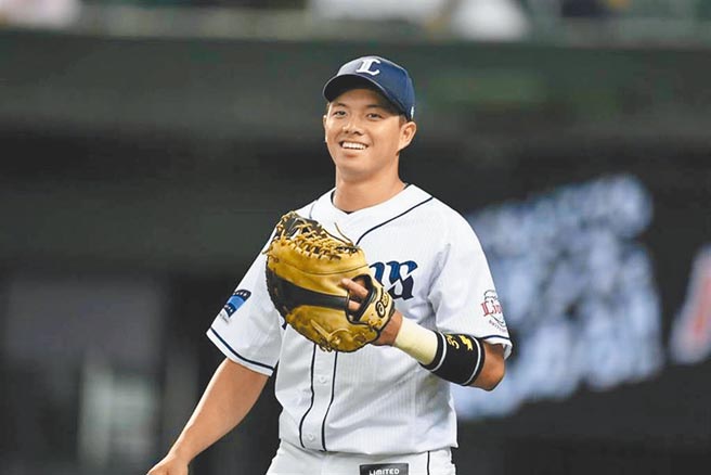 吴念庭在满垒时侧身拦下王柏融击出的强袭球，并快传本垒封杀跑者，阻止日本火腿队得分。（资料照／取自西武队官方推特）