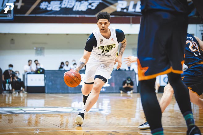 梦想家洋将希克斯昨拿全场最高39分，且抓17篮板，是梦想家轻取领航猿的头号功臣。（PLG提供）