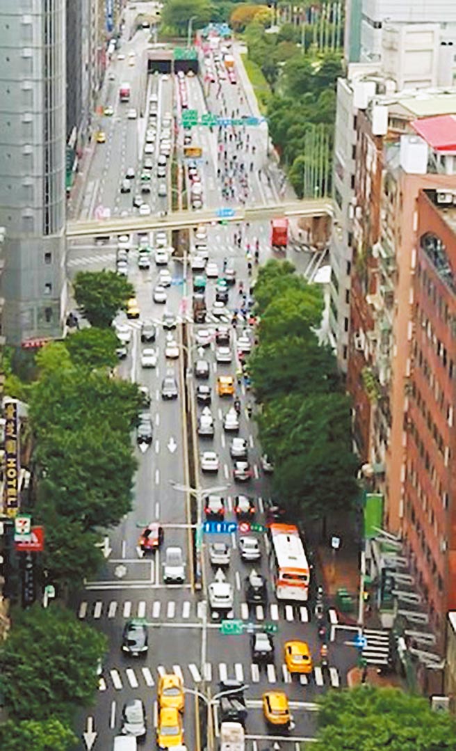 为减少路口停等时间，北市交通局在数个路口设置动态号志，使车辆通过路口时能够更顺畅。（台北市交通局提供／黄婉婷台北传真）