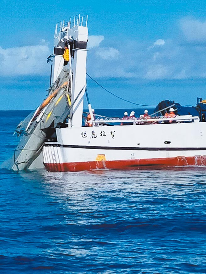 空军台东志航基地F-5E战机于2020年10月29日失事坠海，歷经半年，昨打捞出水。（民眾提供／蔡旻妤台东传真）