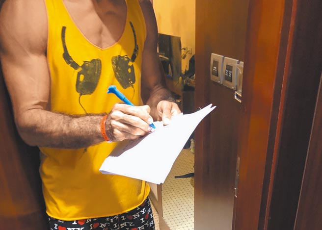 日前逃離居家檢疫、偷跑到屏東恆春墾丁參加鐵人三項的科威特籍男子，在高雄檢疫所直接刷卡結清30萬元罰鍰。（行政執行署高雄分署提供／袁庭堯高雄傳真）