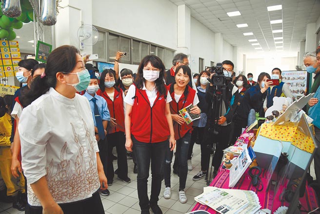 花莲县政府主办第二届「花莲县109学年度国小英语日暨双语教学试办学校成果展」，县长徐榛蔚到场关心各校发展成果。（花莲县府提供／王志伟花莲传真）