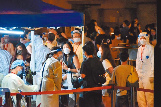 4月30日凌晨，香港证实首例本土社区感染源头不明、携带变异病毒株的新冠肺炎确诊病例。确诊者所住大厦全员核酸检测。（中新社）