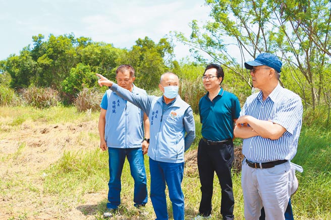 苗栗县长徐耀昌（左二）昨天前往后龙镇医疗园区预定地，勘查水库清淤土方回填状况。（县府提供／庄旻静苗栗传真）
