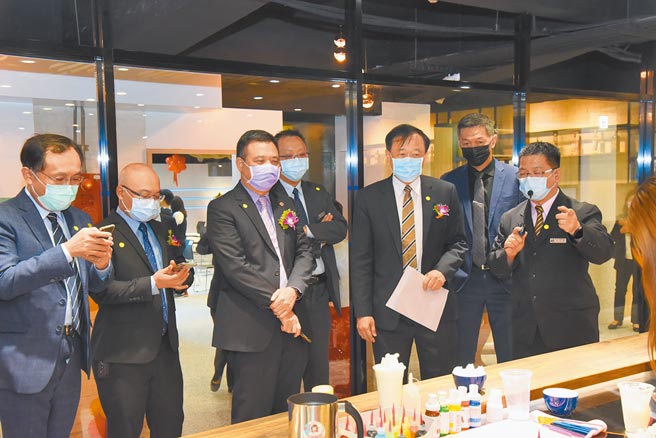 万能科大校长庄畅（右三）陪同贵宾参观创意饮品、咖啡拉花及调酒过程。（万能科大提供／邱立雅桃园传真）