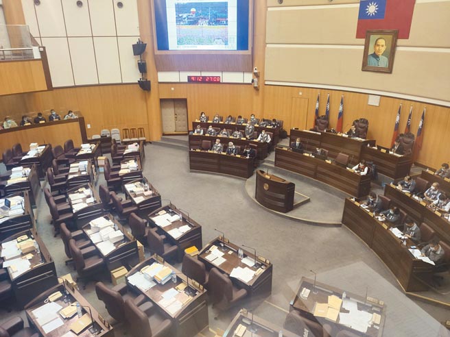 市议员涂权吉、吕林小凤昨天在桃园市议会市政总质询时，提出杨梅、八德人口不断移入，学校不足问题。（赖佑维摄）