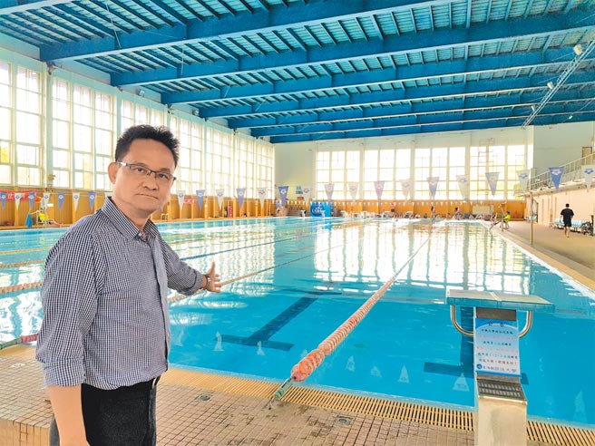 台中市议员张耀中表示，家长投诉接到学校要缴游泳课程费用，抨击限水难道不用共体时艰？（卢金足摄）