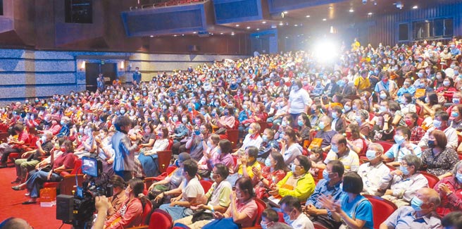 旺旺文教基金会、中视与彰化县政府、员荣医疗体系过去几年，年年携手举办公益演唱会，近年均以感谢志工无私奉献为主题，昨晚多位实力民歌手轮番嗨唱，让上千名彰化县志工沉醉其中。（谢琼云摄）