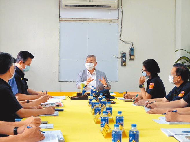 台南市警察局长方仰寧（中）落实「走动式管理」，前往警六分局金华派出所与基层员警座谈。（警六分局提供／洪荣志台南传真）