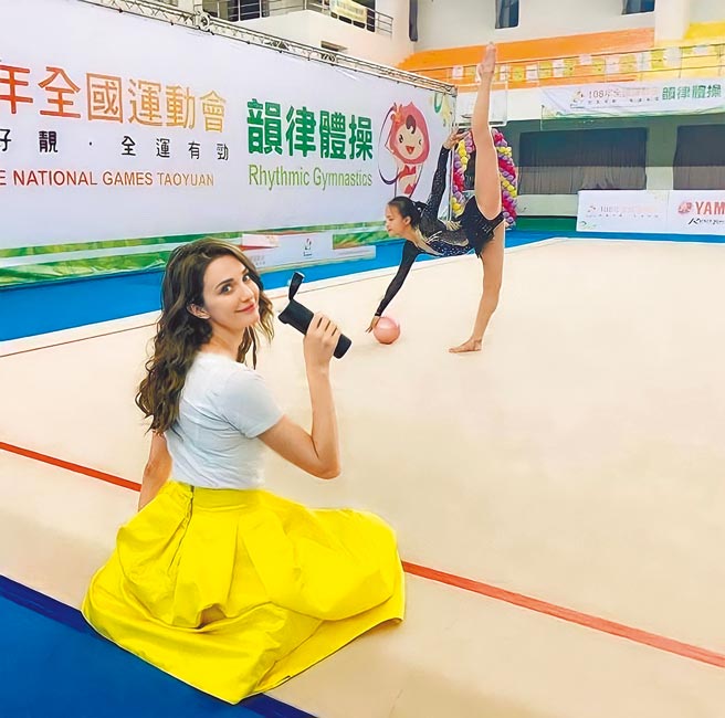 瑞莎（前）培育韻律體操人才不遺餘力。（摘自臉書）