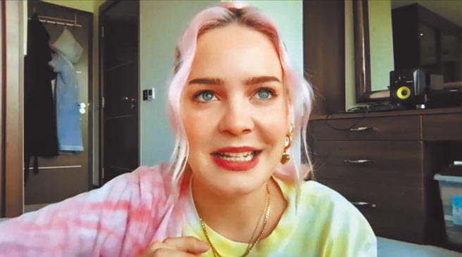 JJ昨与英国女歌手Anne-Marie（见图）举办线上记者会。（摘自直播画面）
