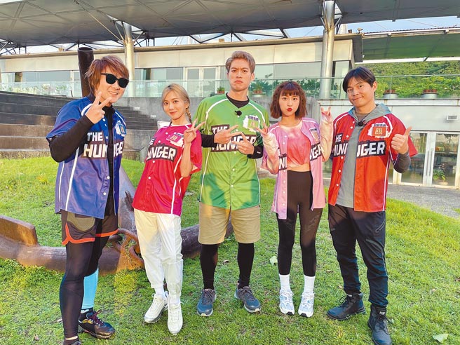 王仁甫（左起）、豆花妹、许孟哲、峮峮、孙协志被制作单位规画的「主持群401登高赛」累倒。（中视提供）