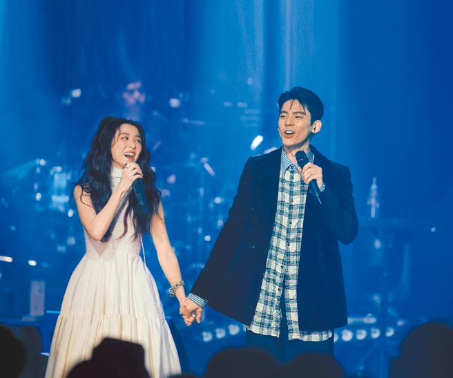 邵雨薇（左）昨牵林柏宏同台合唱。（粘耿豪摄）