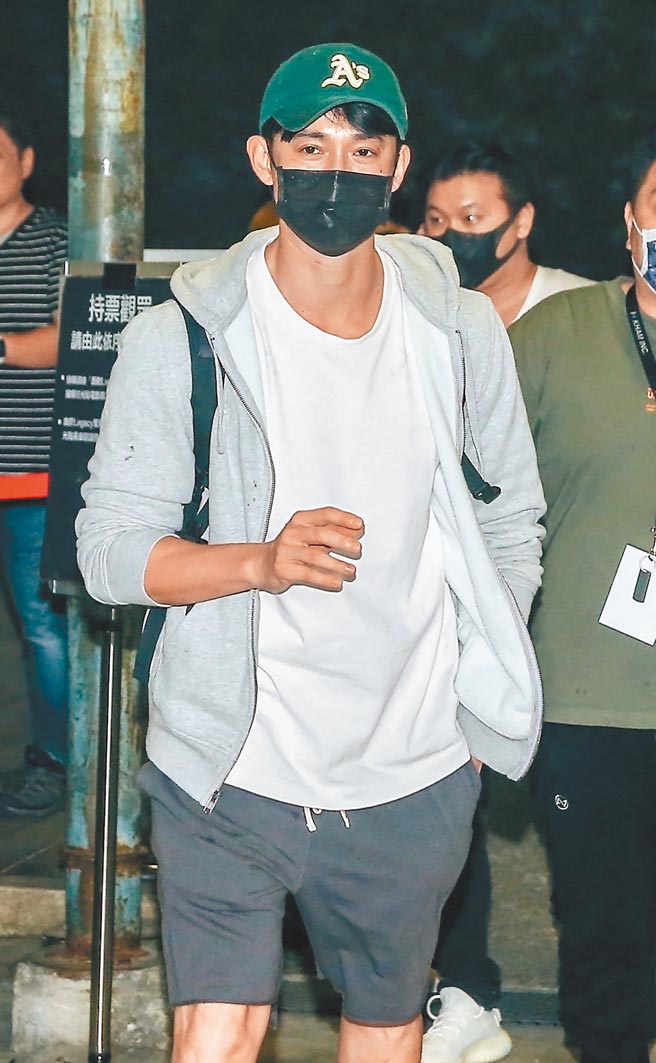 吴慷仁昨大方进场力挺女友邵雨薇开唱。（粘耿豪摄）