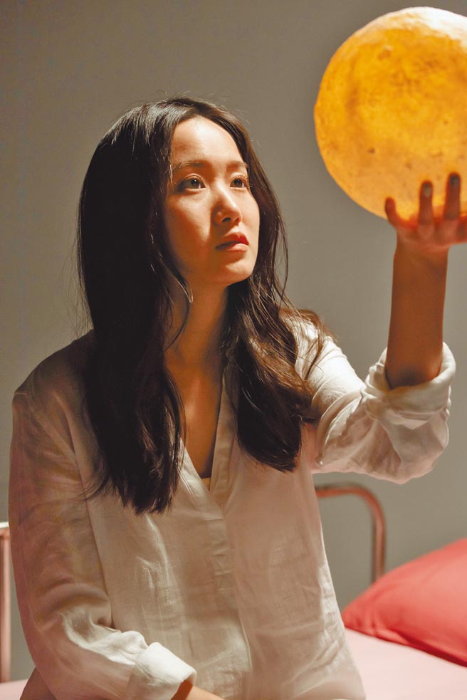 王乔尹日前拍摄〈伸手就摸着月光〉MV。（新视纪整合行销提供）