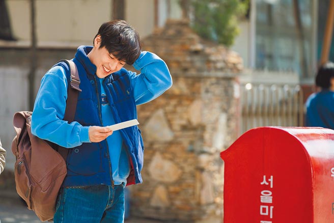 姜河那在片中深情写信给小学暗恋对象。（索尼影业提供）