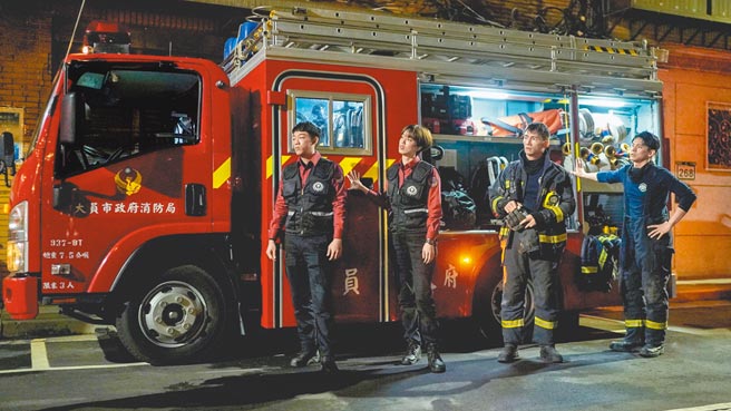 《火神的眼泪》中同安分队队员谢章颖（左起）、陈庭妮、温升豪、林柏宏。（公视、myVideo提供）