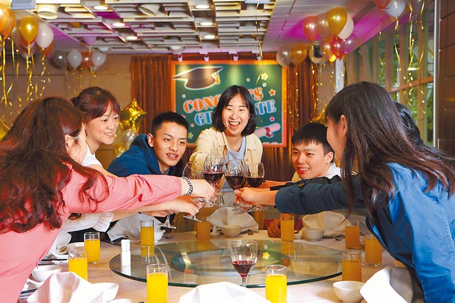 预订台北老爷明宫宴会厅达指定桌数，享无酒精鸡尾酒、空飘气球或拍贴机等。（台北老爷酒店提供）饮酒过量有碍健康