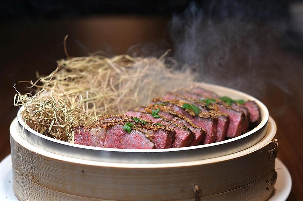 台北私廚〈中山對酌〉的〈冷燻稻草牛小排〉，是以Prime級美牛製作，上桌掀蓋還冒煙。（圖／姚舜）
