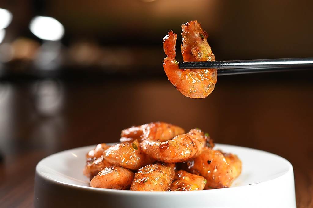 〈梅汁油爆蝦〉是以梅汁為江折傳統美食〈油爆蝦〉提味。（圖／姚舜）