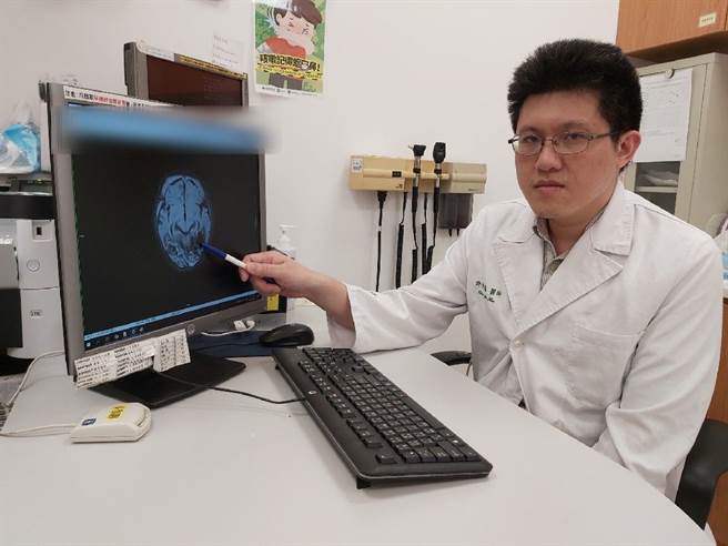 三峡恩主公医院小儿科许宸睿医师呼吁，对婴儿的动作应尽量平缓柔和，保护孩子脆弱的身体部位。(图/恩主公医院提供)