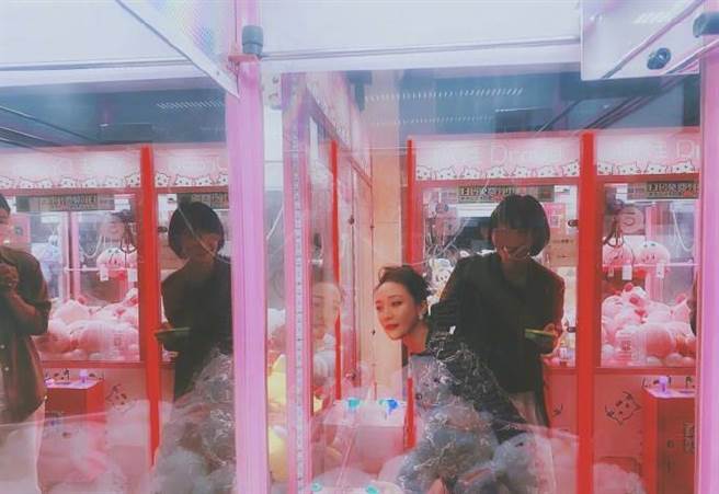 周迅凌晨收工后，玩夹娃娃机。（图／取材自i周迅微博）