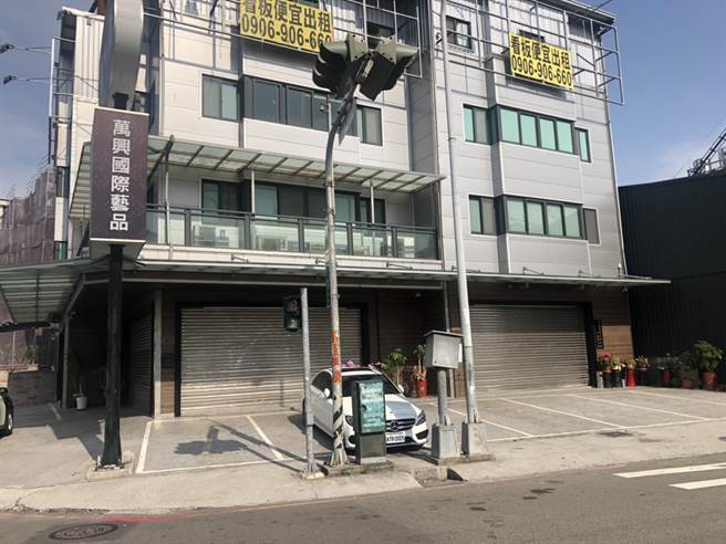 台中2悍女在圖中地點前路旁約債主持槍討債，反遭男債主打成豬頭送醫。(民眾提供)