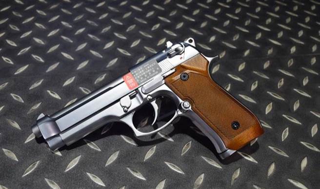 陈女欲取出预藏皮包内改造贝瑞塔手枪时，反遭刘男及友人李男反制。（民眾提供／陈世宗台中传真）