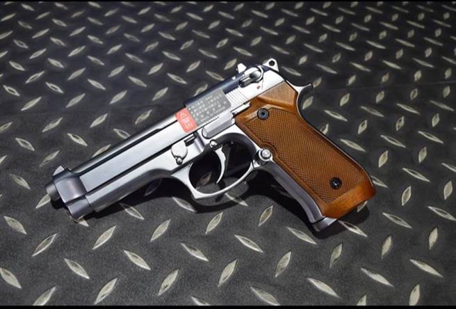 兩女持改造的手槍討債，未料遭到債主圍毆受傷，圖為同型槍枝。(警方提供)
