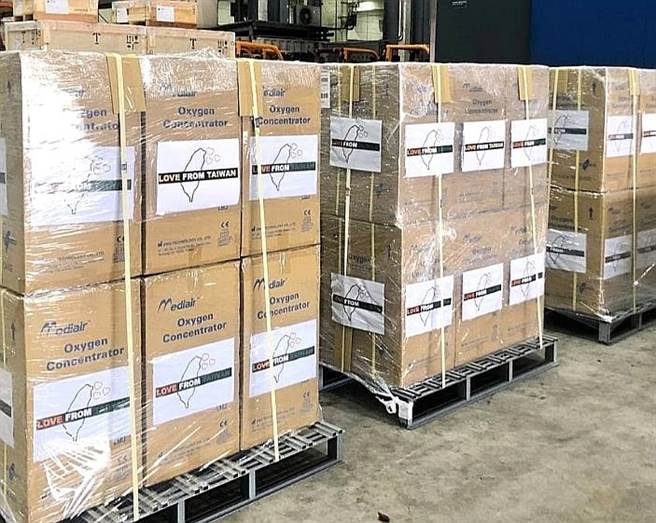 外交部表示，第一批协助印度对抗疫情的医疗物资，包括150台制氧机及500支氧气钢瓶，由中华航空货机运送，今天清晨7时起飞，预计上午11时运抵印度德里国际机场。（外交部提供）