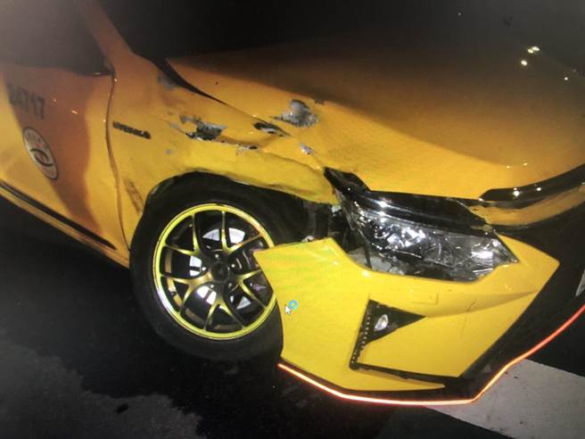 衝撞發生後，計程車右前及右側車身受創。（民眾提供）