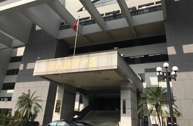 女友提分手讓男友不滿，竟傳簡訊與裸照恐嚇，我會將裸照貼好貼滿。(中時資料庫)