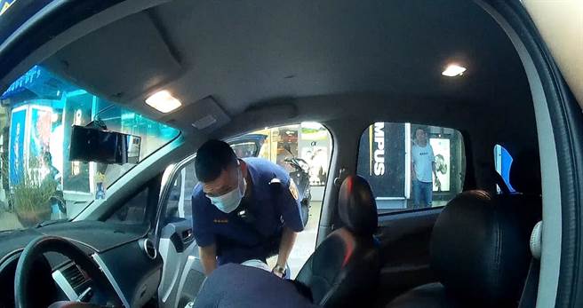 张姓男子开车前往医院洗肾，途中身体不适昏厥，车子违停车道造成交通大乱，警方查看发现紧急送医。（民眾提供／陈淑芬台中传真）