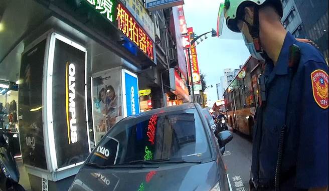 张姓男子开车前往医院洗肾，途中身体不适昏厥，车子违停车道造成交通大乱，警方查看发现紧急送医。（民眾提供／陈淑芬台中传真）