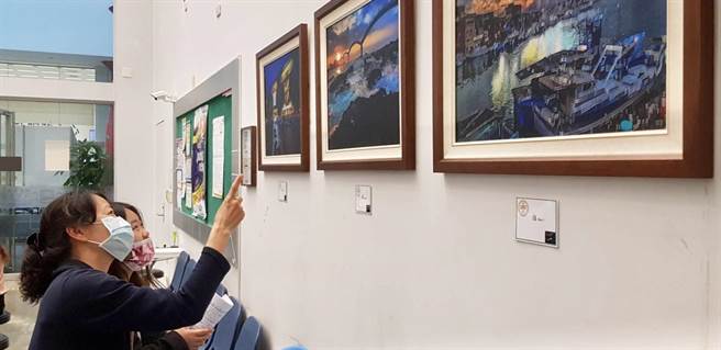 边登记边看会计师摄影展，中市府公司登记办公室好艺术。（台中市政府提供／陈世宗台中传真）