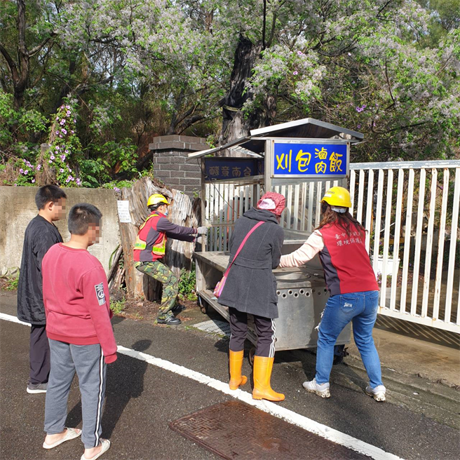 弱势阿嬷的餐车违置被劝导，中市清洁队协助她迁运，持续营生。（中市环保局提供／陈淑芬台中传真）