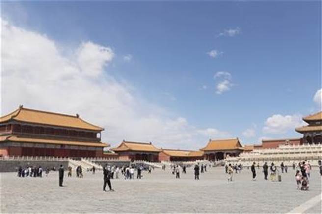 北京全市公共游乐区、自然观赏区，5月1日单日游客114万人次。（新浪新闻）