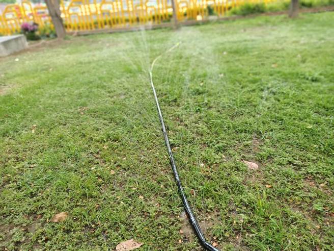 祥顺运动公园利用新光水资中心次级水浇灌。（台中市政府提供／陈世宗台中传真）