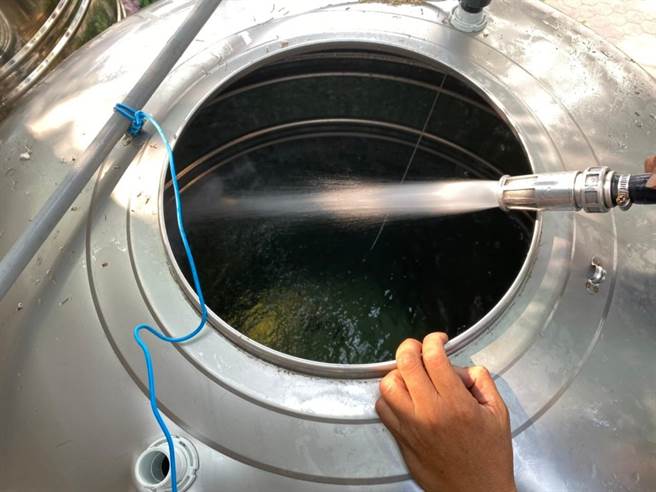 次级水运送至太平运动场喷灌专用水塔。（台中市政府提供／陈世宗台中传真）