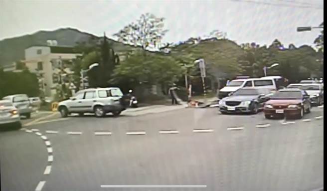 陈姓男子骑乘重机，1日中午行经横山乡，却出意外丧生。（翻摄照片／庄旻静新竹传真）