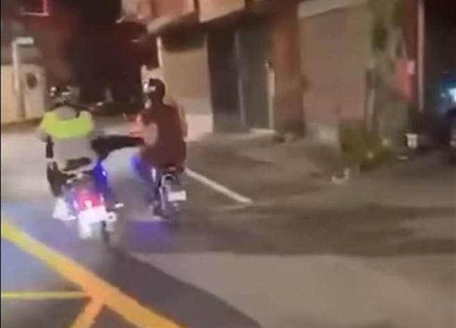雙載2屁孩騎車追上外籍移工機車狠踹。（圖／翻攝自台南爆料公社臉書）