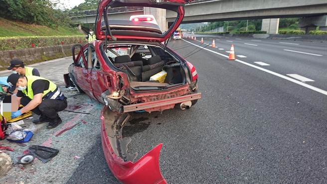 国3安坑路段清晨发生自小客自撞护栏事故。（翻摄画面）