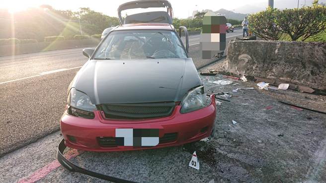 国3安坑路段清晨发生自小客自撞护栏事故。（翻摄画面）