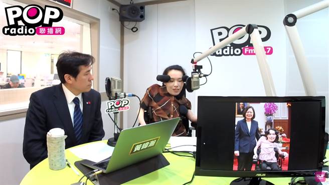 资深媒体人黄暐瀚专访台湾生命之窗慈善协会理事长李怡洁（右）。（图／摘自POP撞新闻脸书）