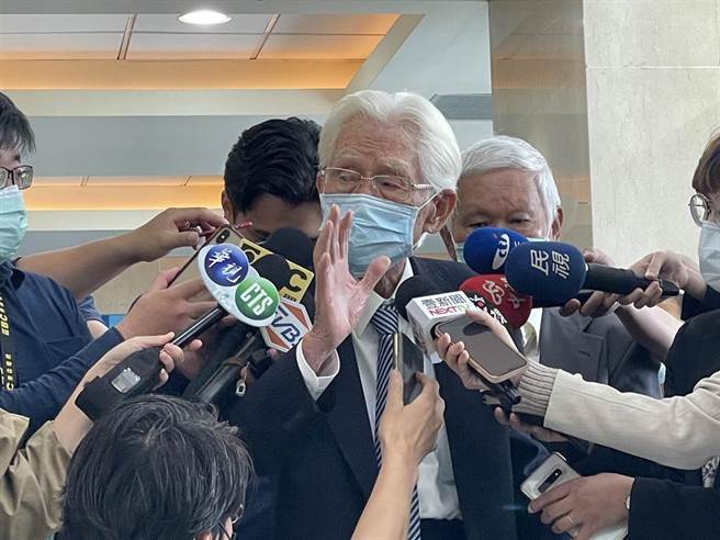 台湾制宪基金会、台湾新世纪文教基金会与台湾教授协会联合会2日举行「制宪公投与国家正常化」学术研讨会。台湾制宪基金会董事长辜宽敏表示，身为资政他首要推动制宪、修宪，他强调有九成民眾要「台湾国家正常化」。（陈信翰摄）