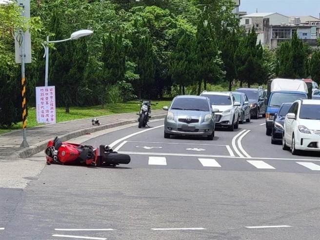 陈姓男子1日骑乘百万重机杜卡迪，行经台3线横山路段时，不幸摔飞在路上身亡。（翻摄照片／庄旻静新竹传真）