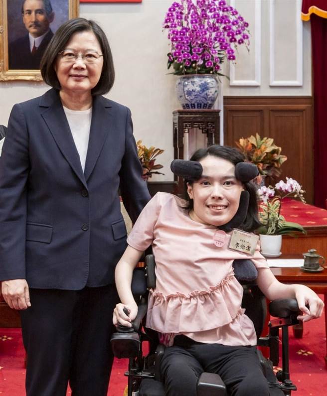 台湾生命之窗慈善协会理事长李怡洁曾与总统蔡英文见面并多次陈情，希望能放宽给付用药但仍未果。（图／李怡洁提供）