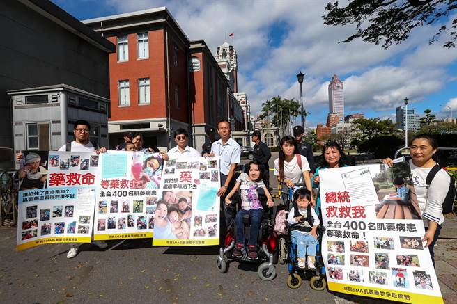 去年李怡洁与病友及家属前往总统府陈情。（图／李怡洁提供）
