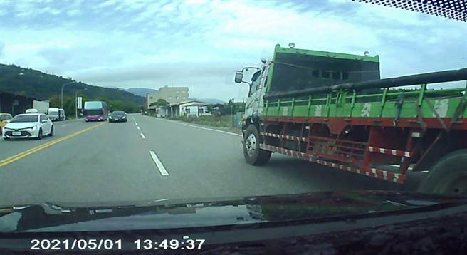 台东吴姓民眾表示，1日下午行驶在青海路上，发生左宾士、右货车夹击，险象环生让他1秒内经歷生死一瞬间。（民眾提供／蔡旻妤台东传真）
